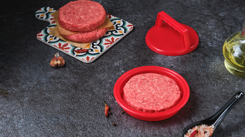 hamburger köftesi presinde yapılıyor