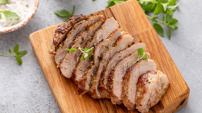 Üzerinde et bulunan kesme tahtası