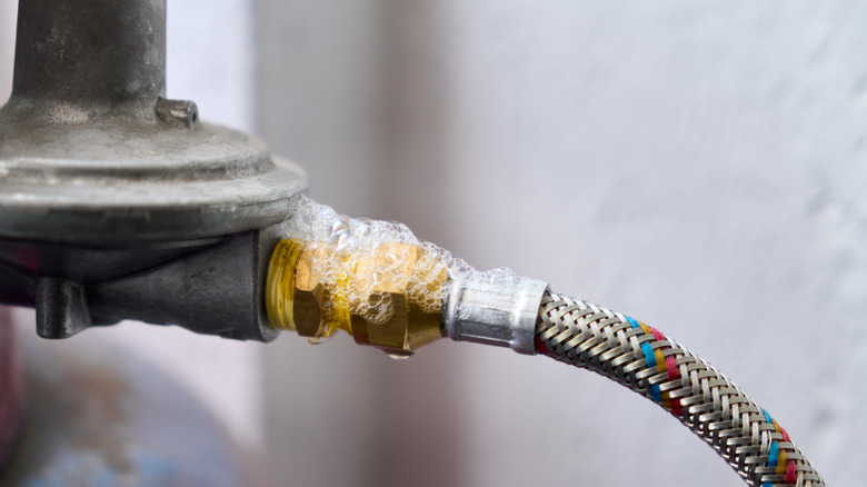 Gaz borusundaki sabunlu kabarcıklar sızıntıyı gösterir.