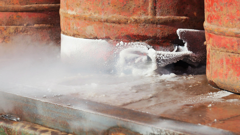 Buğulu havaya ve donmuş yüzeylere neden olan gaz sızıntısı.