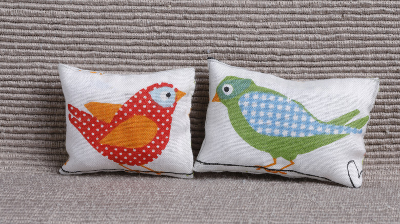 Bir çift iğne oyası kuş yastığı