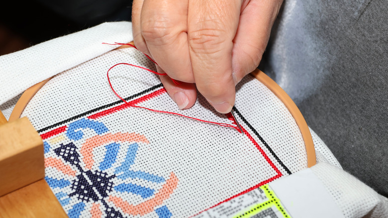 İğne ucu üzerinde çalışan bir elin yakın çekimi