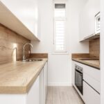 Uzun ve Dar Mutfağınıza Açıklık Hissi Verecek Dolap Alternatifi