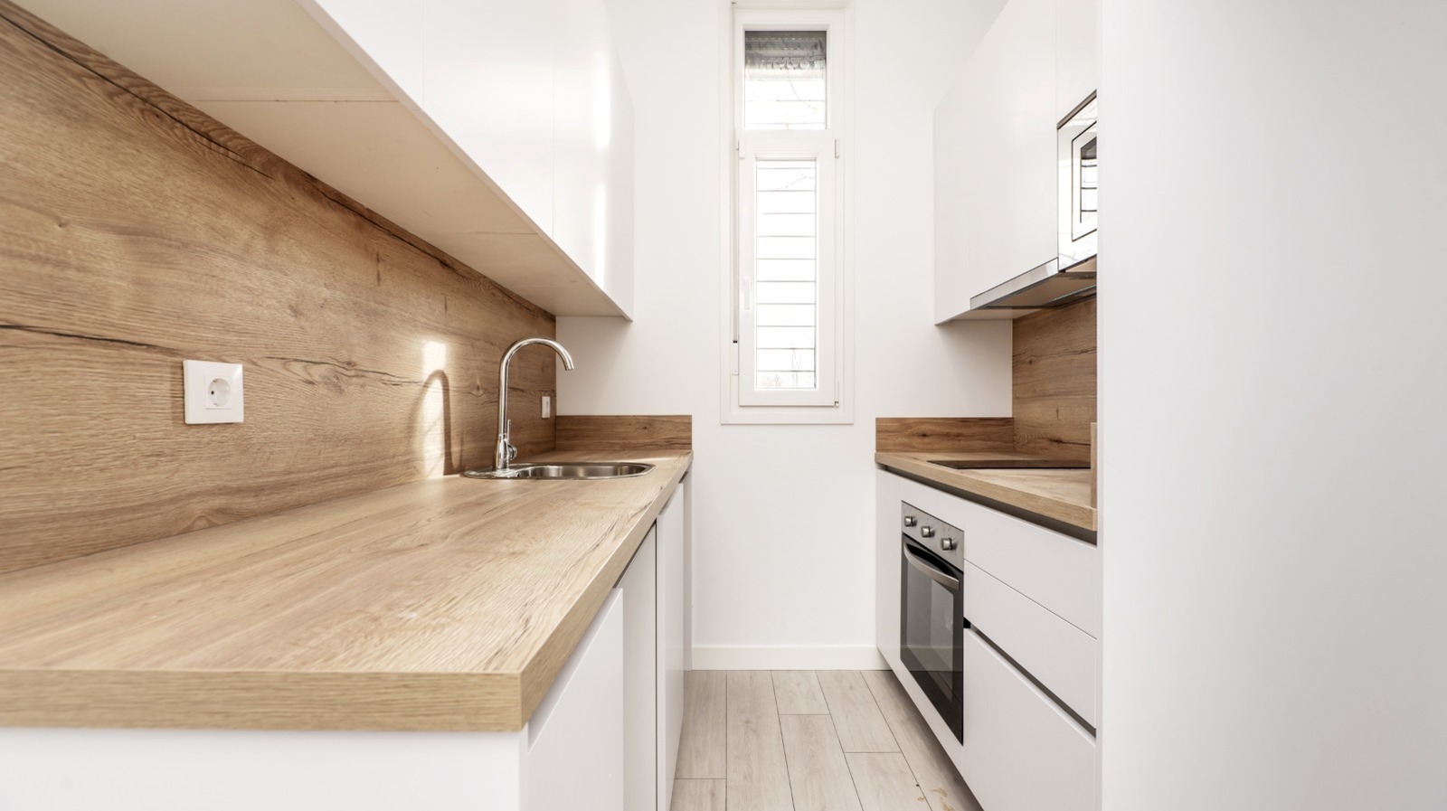 Uzun ve Dar Mutfağınıza Açıklık Hissi Verecek Dolap Alternatifi