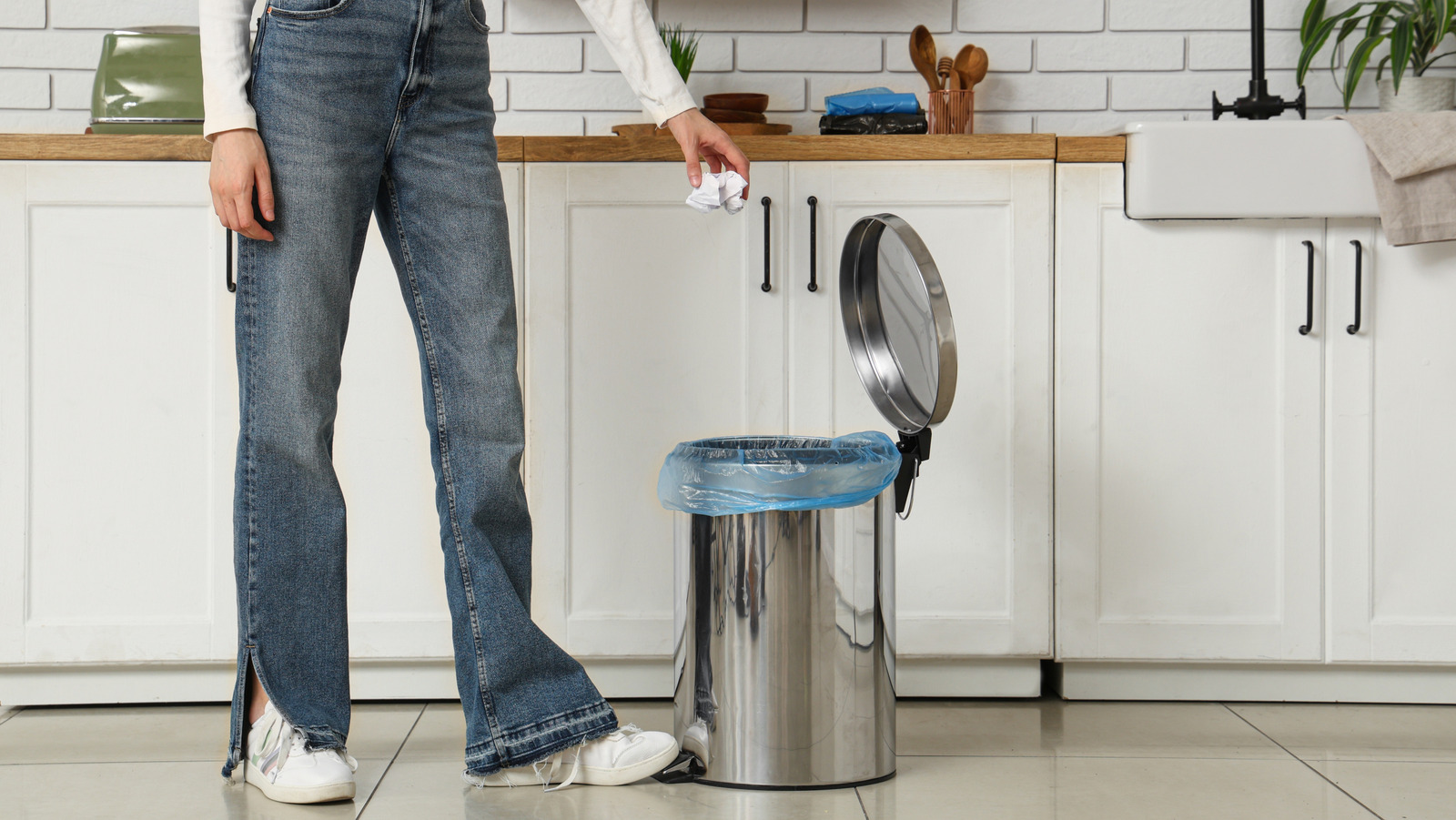 Zaten Sahip Olduğunuz Boş Alanı Kullanarak Çöp Kutusu Dolabı Nasıl Yapılır