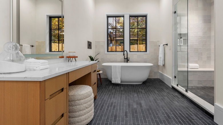 Ayaklı küvet ve özel makyaj dolabı bulunan şık banyo