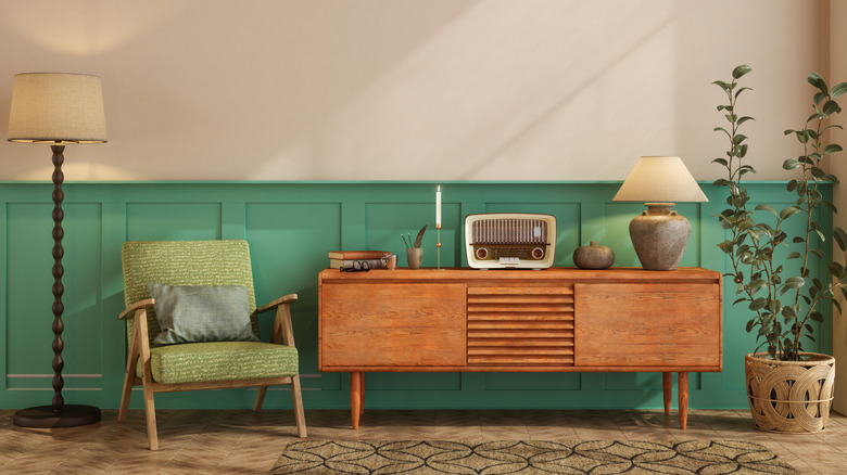 Sandalye ve lambalarla orta yüzyıl modern credenza