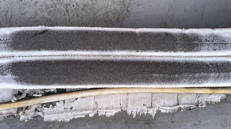 AC su borusunun hasarlı yüzeyinin kapatılması.