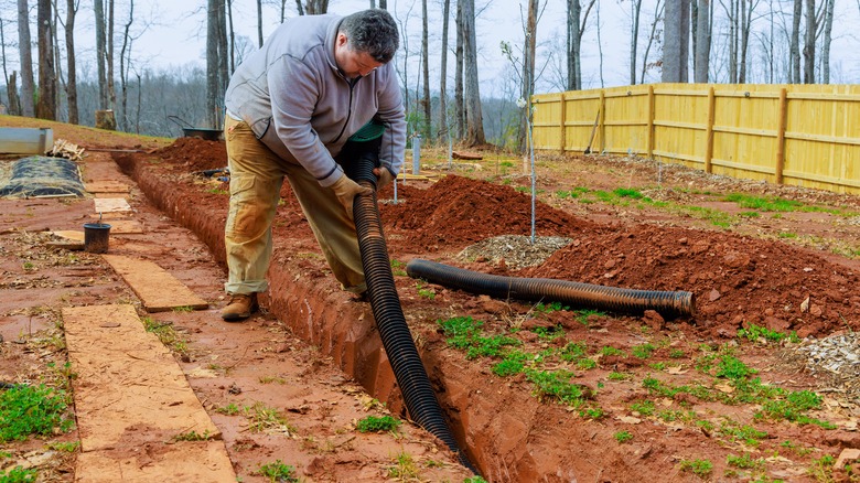 yeraltı iniş borusu uzatma borusu döşeyen kişi
