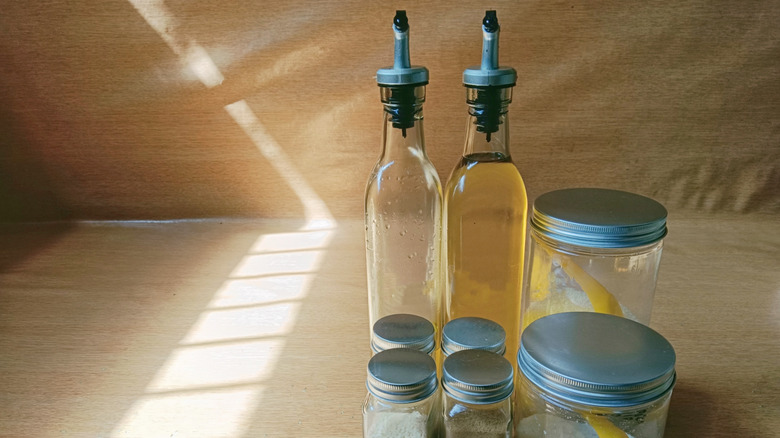 baharatlarla dolu cam şişeler