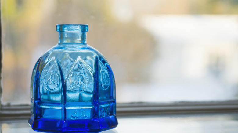 Pencere pervazına mavi şişe