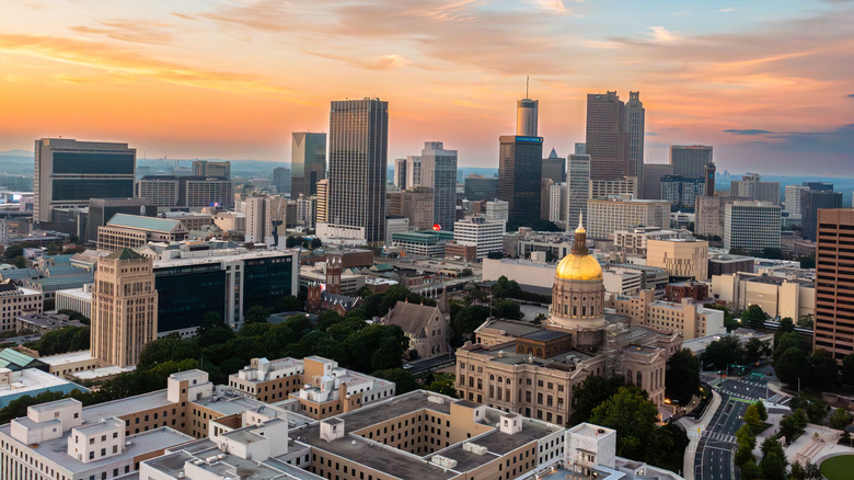 Gün batımı sırasında Atlanta şehrinin silueti.