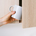 Kahve Kupaları ve Bardaklar İçin Basit Kayar Depolama Çözümüyle Dolap Alanını Temizleyin