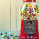 DIYer, Tasarruflu Sakız Makinesini İşlevsel Bir Döndürmeyle Sevimli Mutfak Dekoruna Dönüştürüyor