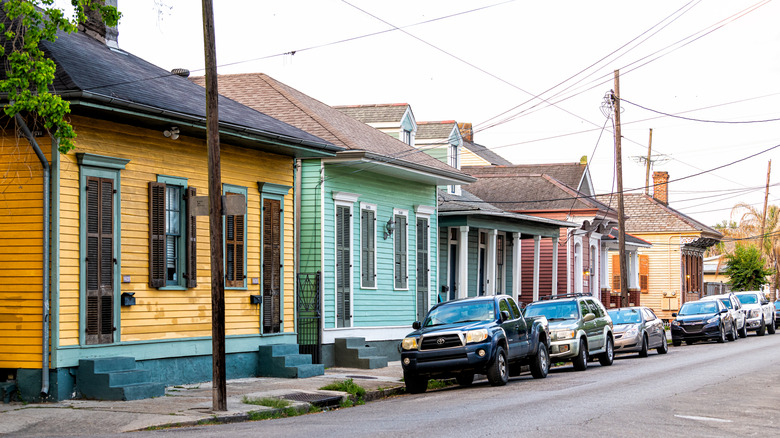 Arabalar bir dizi av tüfeği evinin önüne park edilmiş