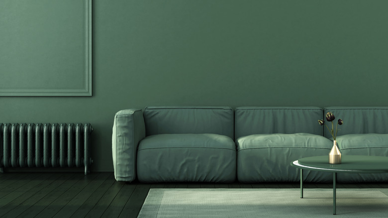 Yeşil bir kanepe ile tamamen yeşil renkte sırılsıklam bir oda