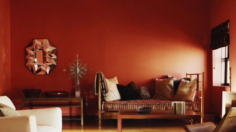 Tamamen kırmızı renkte sırılsıklam bir oda