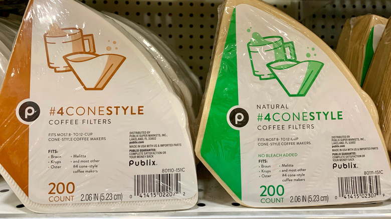 Bir süpermarketin rafında paketlenmiş kahve filtreleri.