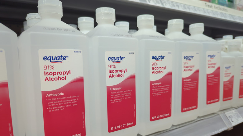 Walmart'taki mağaza rafında izopropil alkol şişeleri.