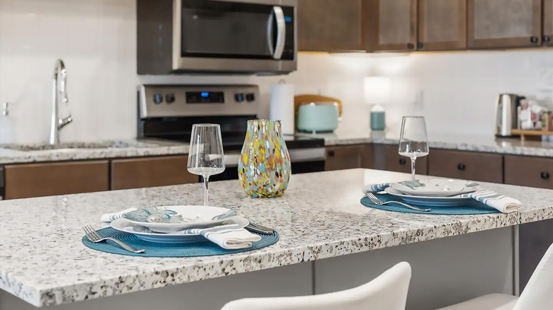 Güzel gri granit tezgahlı modern mutfak