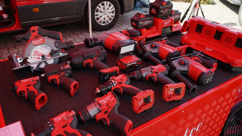 Bir dizi Milwaukee elektrikli aleti