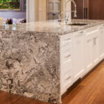 Doğal Taşı Bir Sonraki Seviyeye Taşıyan Trendy Mutfak Tezgahı Tasarımı