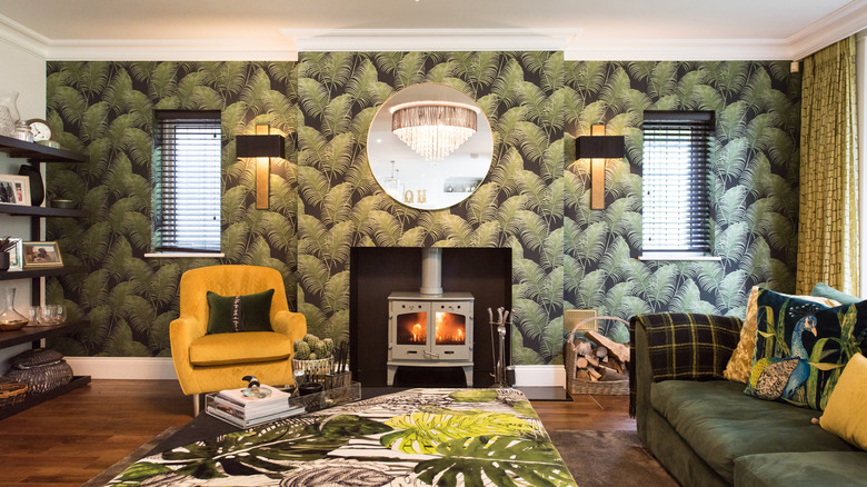 Oturma odası duvarında palmiye yaprakları olan duvar kağıdı