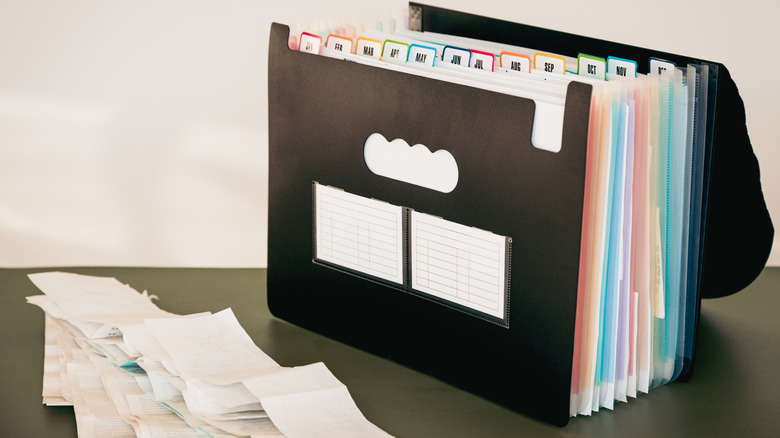 Tabloda renk kodlu dosyalar içeren dosya düzenleyicisi