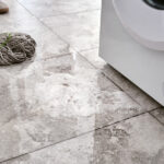 Çamaşır Makinesi Sızdırıyor mu? Yapılacak İlk Şey (Tesisatçı Çağırmadan Önce)