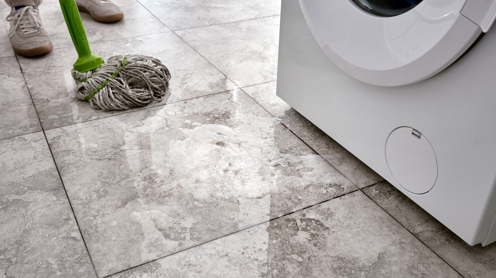 Çamaşır Makinesi Sızdırıyor mu? Yapılacak İlk Şey (Tesisatçı Çağırmadan Önce)