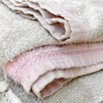 Sert Havluları Yeniden Yumuşak ve Peluş Hale Getiren Temizlik Esasları