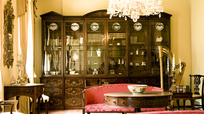 Cam cepheli ve ayrıntılı ahşap kaplamalı, Viktorya döneminden kalma bir kitaplık.