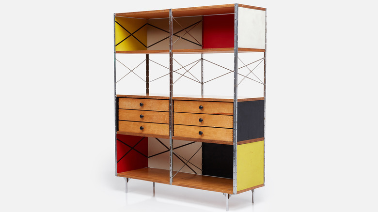 Beyaz zemin üzerinde modern bir Eames Depolama Birimi örneği.