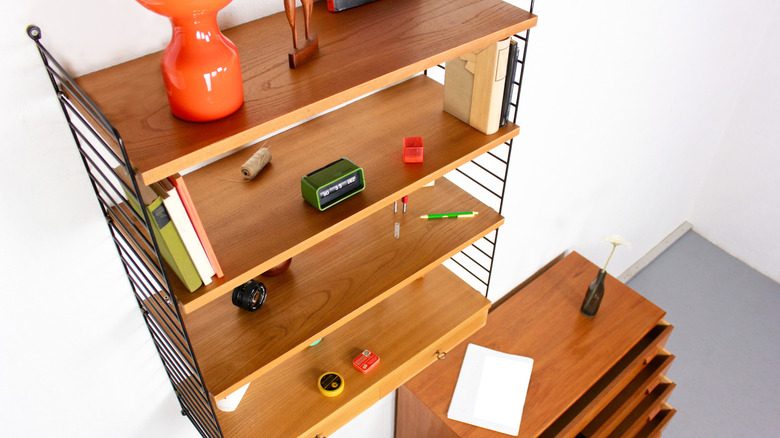 Metal ve ahşaptan yapılmış ipli raf sisteminin havadan görünümü.