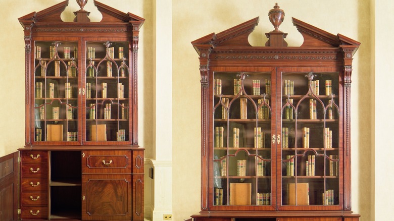 Sağ tarafta yakın bir özellik kakması bulunan, göğüste Chippendale kitaplığının bölünmüş bir görüntüsü.