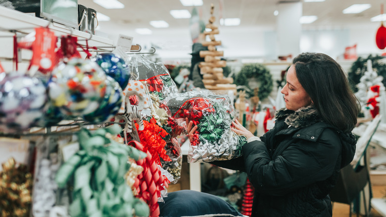 Noel dekorasyonu için alışveriş yapan kişi