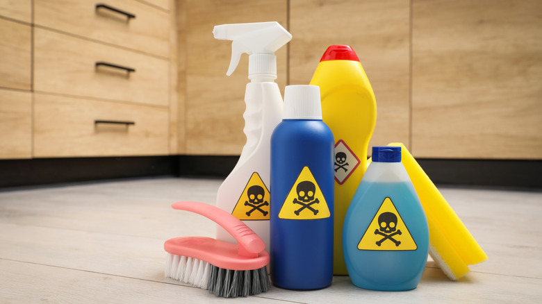 Üzerinde zehir sembolleri bulunan birden fazla şişe.