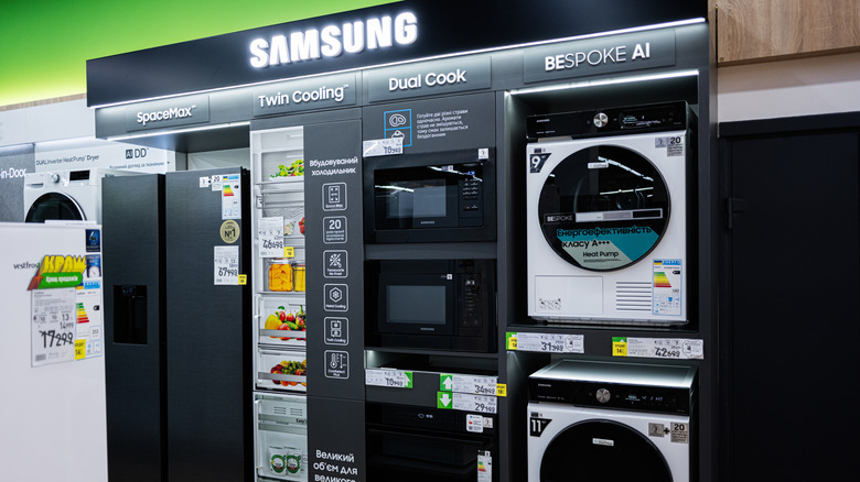 Samsung cihazının bir mağazada sergilenmesi