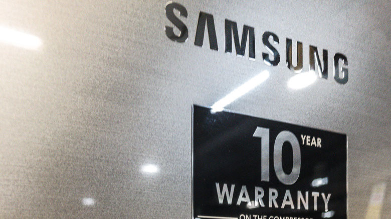 Samsung logosu ve 10 yıl garanti etiketi