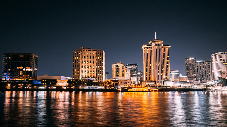 New Orleans şehir merkezinin gece manzarası.