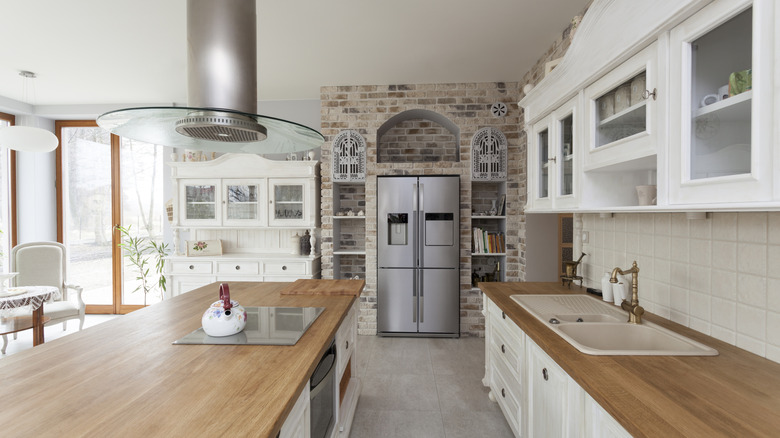 Rustik ve modern özelliklerin bir karışımına sahip, çağdaş Toskana tarzı bir mutfak.