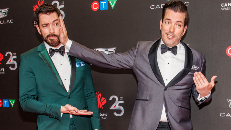 Drew ve Jonathan Scott kırmızı halıda