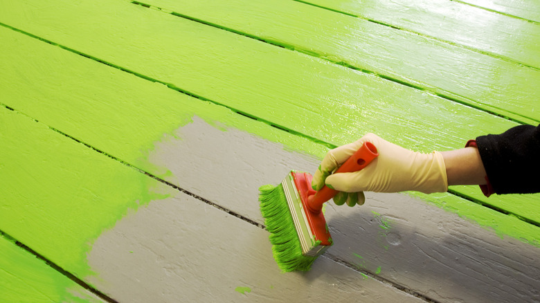 yeri parlak yeşil renge boyayan kişi