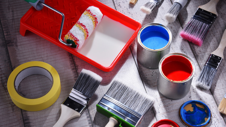 ahşap zemin üzerinde farklı boyama araçları