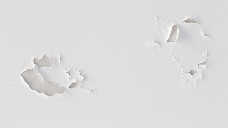 boya çatlamış ve soyulmuştur