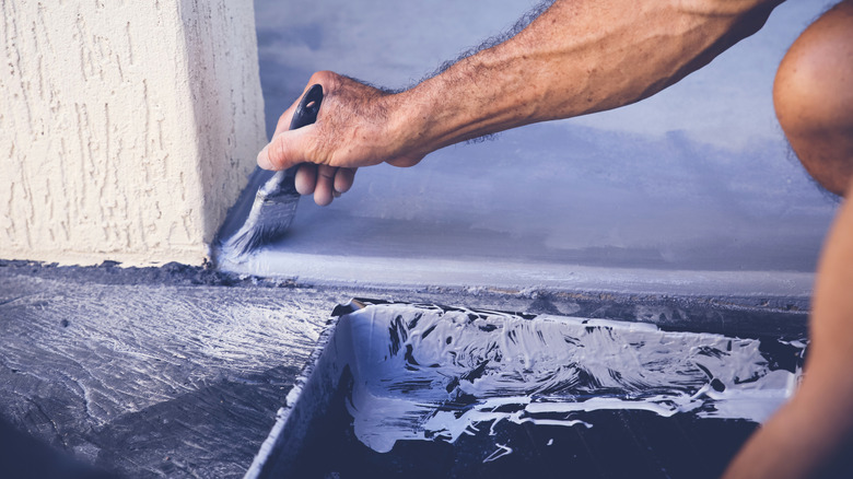 fırçayla zemini boyamak