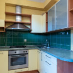 Basit Bir Tasarım İpucuyla Kalabalık Bir Mutfağın Daha Geniş Hissetmesine Yardımcı Olun