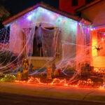 Evinizin Değerine Zarar Verebilecek (Ve HOA ile Dramaya Neden Olabilecek) Son Moda Tatil Dekorasyonları