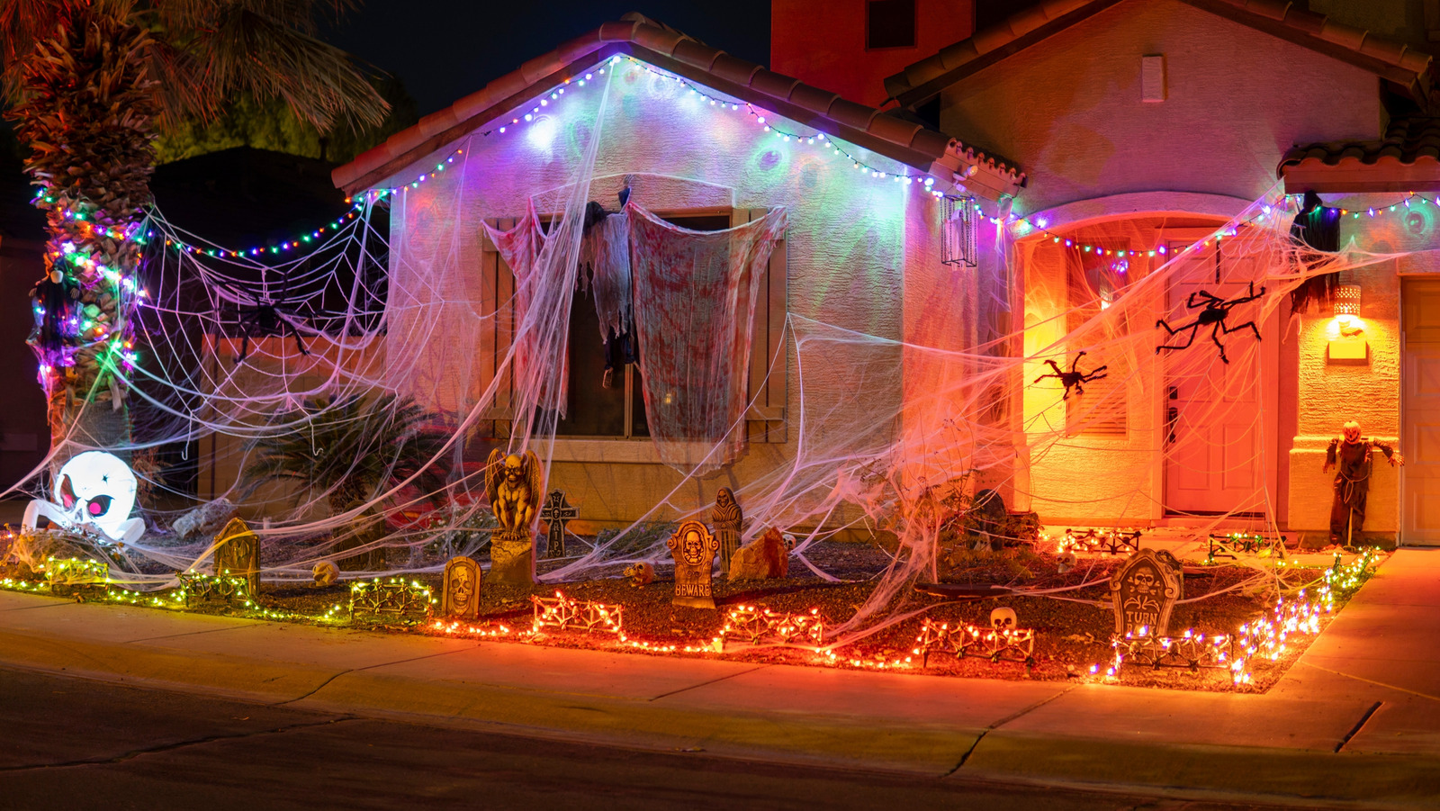 Evinizin Değerine Zarar Verebilecek (Ve HOA ile Dramaya Neden Olabilecek) Son Moda Tatil Dekorasyonları