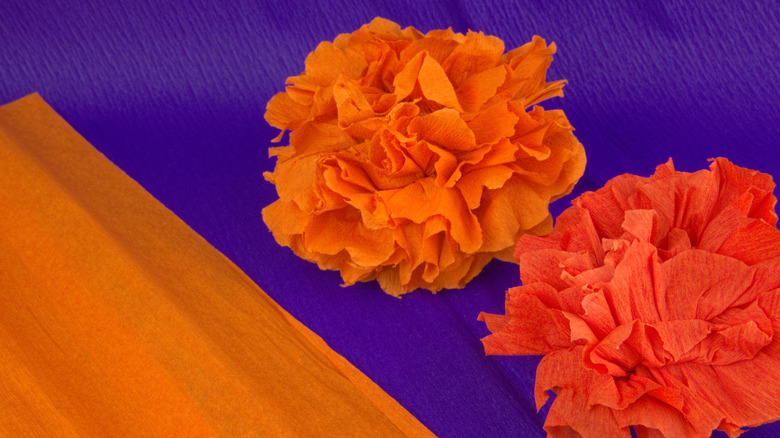 Krep kağıttan yapılmış farklı renklerde kağıt kadife çiçeği